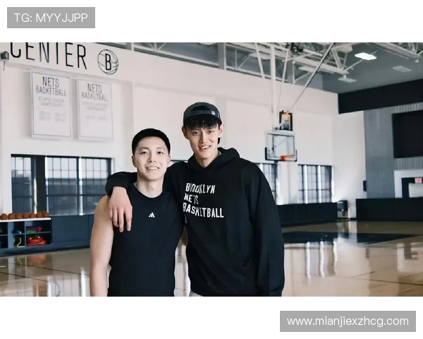 曼哈顿偶遇曾凡博胡明轩 两人穿搭友好互动引热议 曼哈顿偶遇曾凡博胡明轩 两人穿搭友好互动引热议